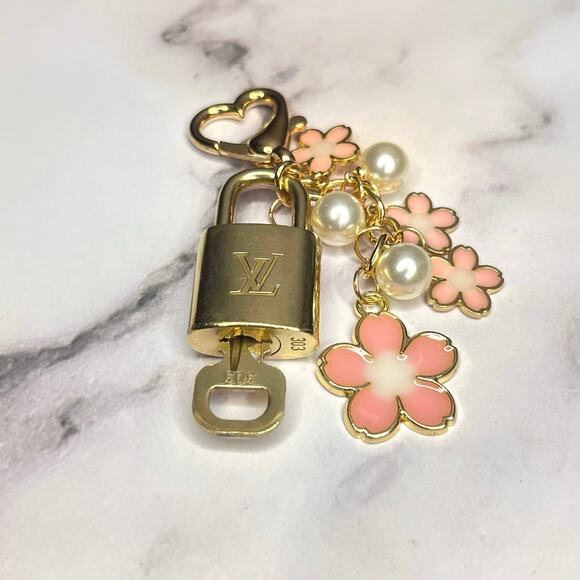 Louis Vuitton Lock & Key #303 with a  Pink Floral & Pearl Charm Keychain - Picture 3 of 4